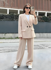 B.Beige